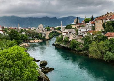 Mostar Sehenswürdigkeiten Städte Reise: Blick auf ihre berühmte Schwester von der Lučki Most
