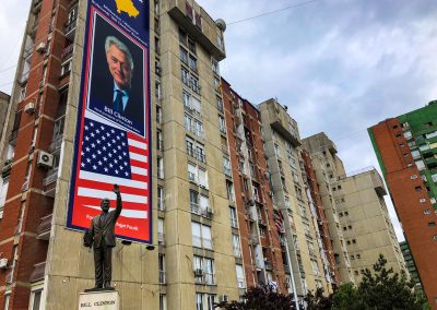 Städtereise Priština Sehenswürdigkeiten: Clinton Boulevard und Statue