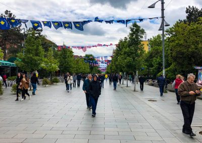 Städtereise Priština Sehenswürdigkeiten: Fahnen in der belebten Fußgängerzone
