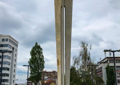 Säule in der Fußgängerzone Mutter Theresa
