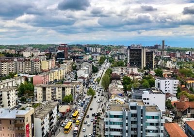 Städtereise Priština Sehenswürdigkeiten: Ausblick auf die Hauptstraßen Prištinas
