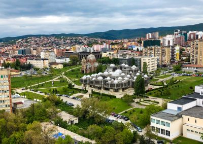 Städtereise Priština Sehenswürdigkeiten: Ausblick vom Turm der Mutter Theresa Kathedrale auf die Nationalbibliothek