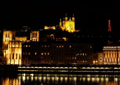 Lyon Sehenswürdigkeiten: Lichtspiel auf der Saône mit Blick auf Vieux Lyon und den Fourvière Hügel