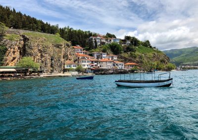 Ohrid Sehenswürdigkeiten ein perfekter Tag Ohridsee Reise Tipps: Das alte Fischerviertel von Ohrid mit vielen Terassen mit Seeblick