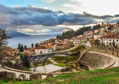 Das Amphitheater in malerischer Kulisse mit Seeblick