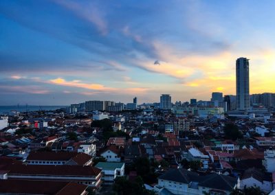 Komtar und George Town im Sonnenuntergang