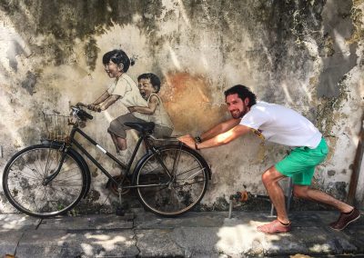 Penang Sehenswürdigkeiten: Street Art in Penang: "Boy and Girl on Bike"