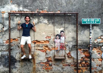 Penang Sehenswürdigkeiten: Street Art: "Brother & Sister on Swing"