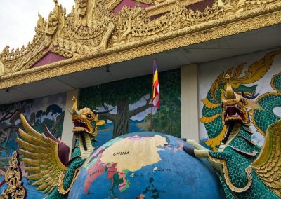 Penang Sehenswürdigkeiten: Burmesischer Tempel in Penang - Wächter mit Globus