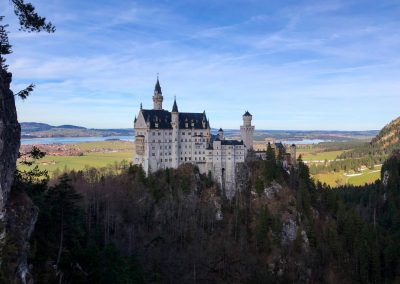 Neuschwanstein Tickets Reise Plan Tipps perfekter Tag: Das weltberühmte Schloss Neuschwanstein von der Marienbrücke aus