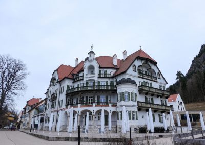 Prunkvolles Haus einer Hotelanlage direkt am Alpsee in Hohenschwangau