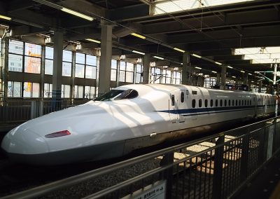 Die Shinkansen Hochgeschwindigkeitszüge verbinden bequem Japans Großstädte