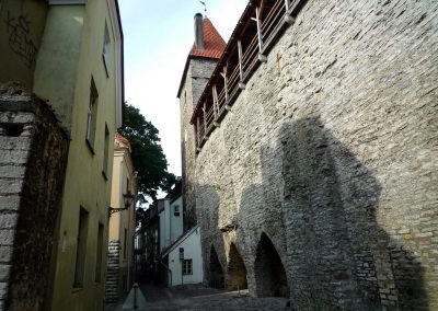 Tallinn Sehenswürdigkeiten an einem Tag Reiseführer Tipps: Die Stadtmauer von Tallinn ist an einigen Stellen begehbar