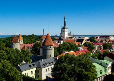 Tallinn Sehenswürdigkeiten an einem Tag Reiseführer Tipps: Ausblick vom Domberg auf die Stadtmauer und die Altstadt
