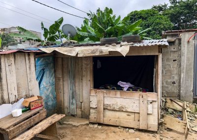 Westafrika-Augenöffner Backpacking Elfenbeinküste Ghana Togo Benin: Klein, aber immerhin: Ein Bügelservice in Abidjan