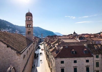 Stadtmauer von Dubrovnik alleine Tipps: Stradun am frühen Morgen von der Stadtmauer aus: Leer und friedlich