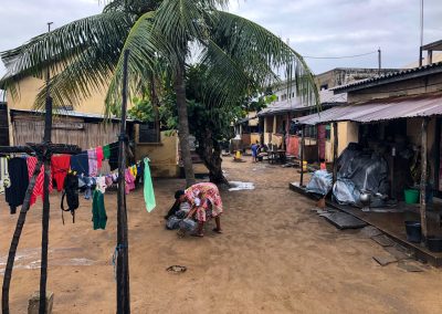 Westafrika-Augenöffner Backpacking Elfenbeinküste Ghana Togo Benin: Meine Unterkunft in Lomé: Wasserversorgung über einen zentralen Brunnen