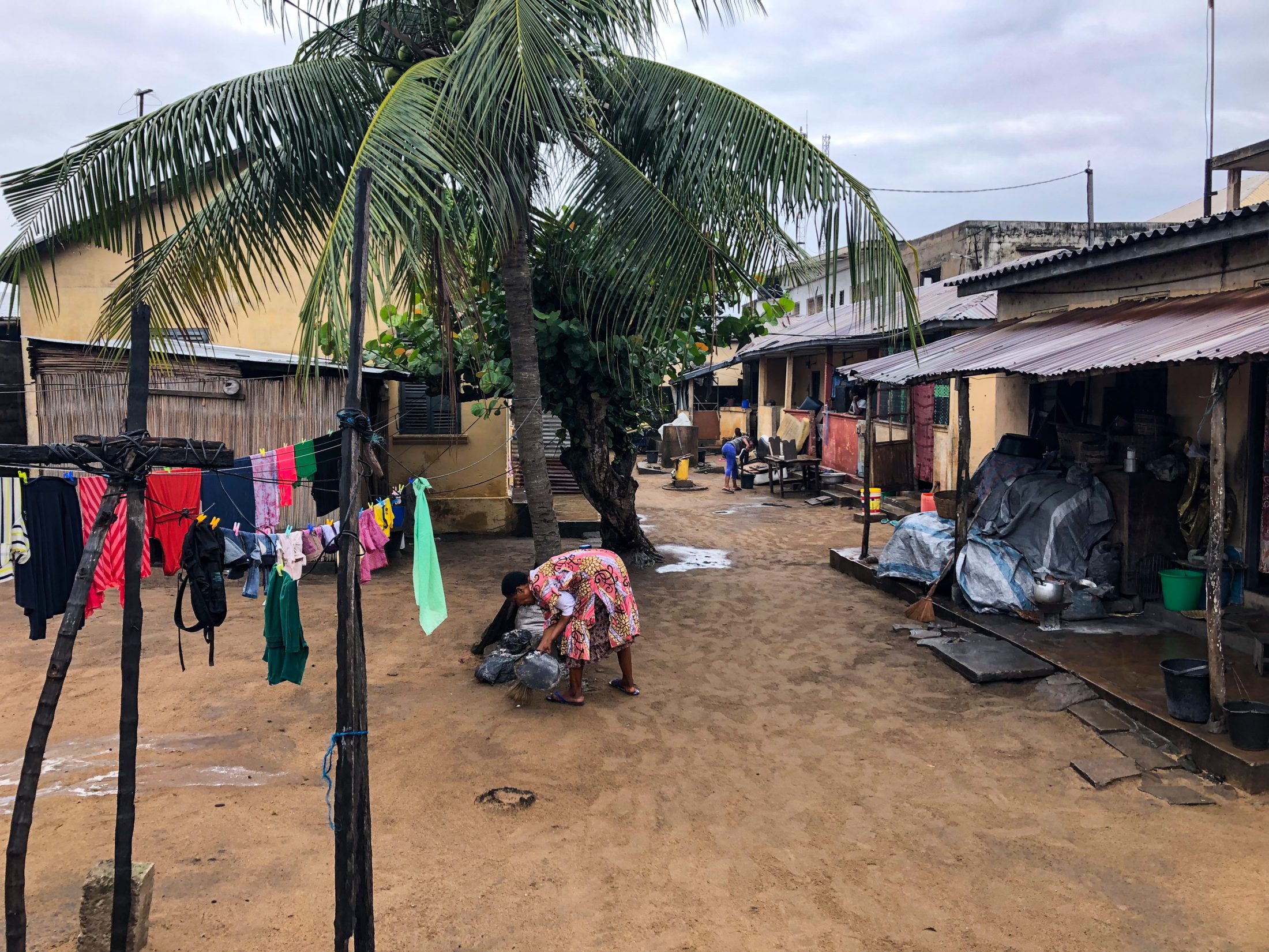 Westafrika-Augenöffner Backpacking Elfenbeinküste Ghana Togo Benin: Meine Unterkunft in Lomé: Wasserversorgung über einen zentralen Brunnen