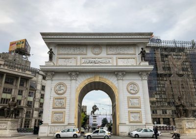 Die Porta Macedonia erinnert an den Arc de Triomphe in Paris