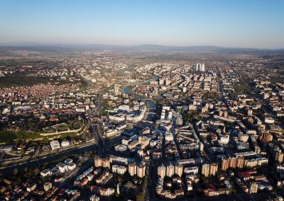 Skopje Sehenswürdigkeiten Reiseführer Tipps ein Tag: Luftaufnahme des Zentrums von Skopje mit Macedonia Platz und Kale Festung