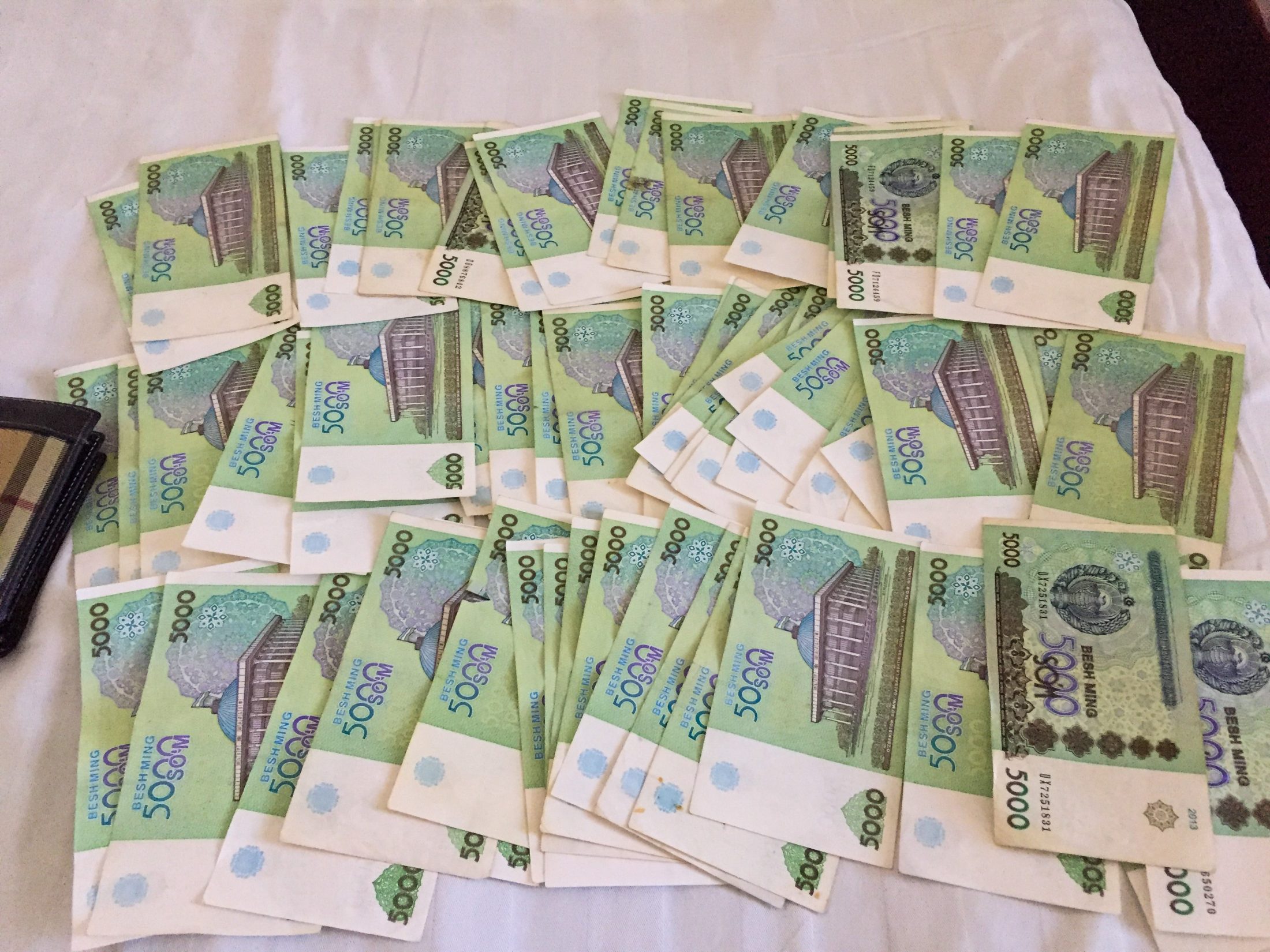 So sehen 100 Dollar gewechselt in usbekische Som aus