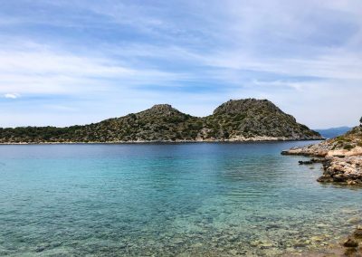 Küstenlandschaft am Aponisos Beach auf Agistri