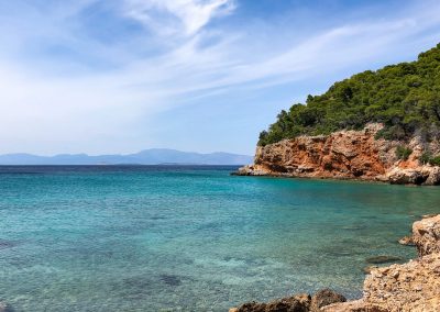 Die malerische Küstenlandschaft mit türkisblauem Wasser am Dragonera Beach auf Agistri