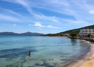 Megalochori Beach in der Nähe des Hafens, im Hintergrund Skala und die Nachbarinsel Aegina