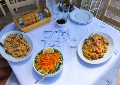 Agistri Griechenland Insel Sehenswürdigkeiten Strand Hotel Fähre: Lass dir auf keinen Fall das typische Essen auf Agistri entgehen: Meeresfrüchte und Salat