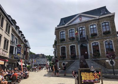 Der Rathausplatz von La Roche-en-Ardenne mit vielen Restaurants und Cafés
