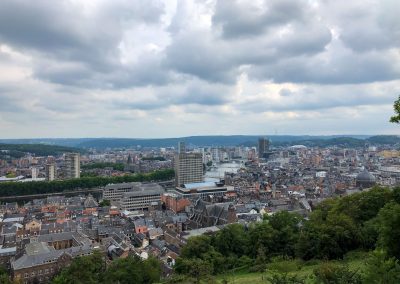 Wallonien Belgien Rundreise Route Sehenswürdigkeiten Tipps: Ausblick auf die Innenstadt von Lüttich vom Belvédère Liège nahe der Zitadelle
