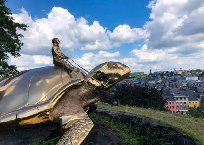 Die goldene Schildkröte über der Altstadt von Namur