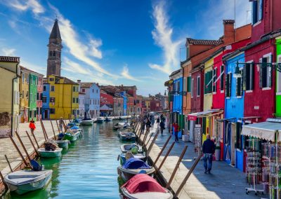 Burano Venezia Venedig Ausflug Insel Sehenswürdigkeiten Highlights: Burano mit seinen bunten Häusern ist ein tolles Ausflugsziel aus Venedig