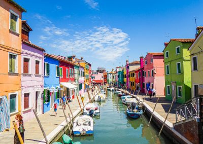 Überall in Burano findest du Kanäle und bunte Häuser