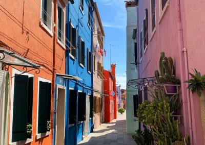 Schlendere durch die bunten Gassen der Fischerinsel Burano