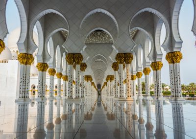 Die prächtigen Säulengänge der Sheikh Zayed Moschee
