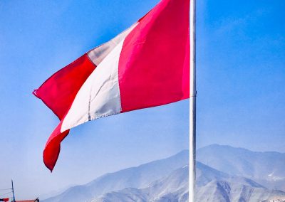 Die peruanische Flagge über den Dächern von Lima