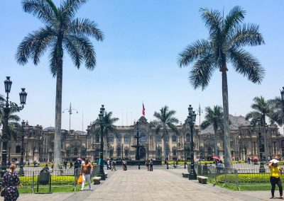 Lima Peru Sehenswürdigkeiten Highlights für einem Tag Reisetipps Hotel Empfehlung: Der peruanische Regierungspalast auf dem Plaza Mayor von Lima