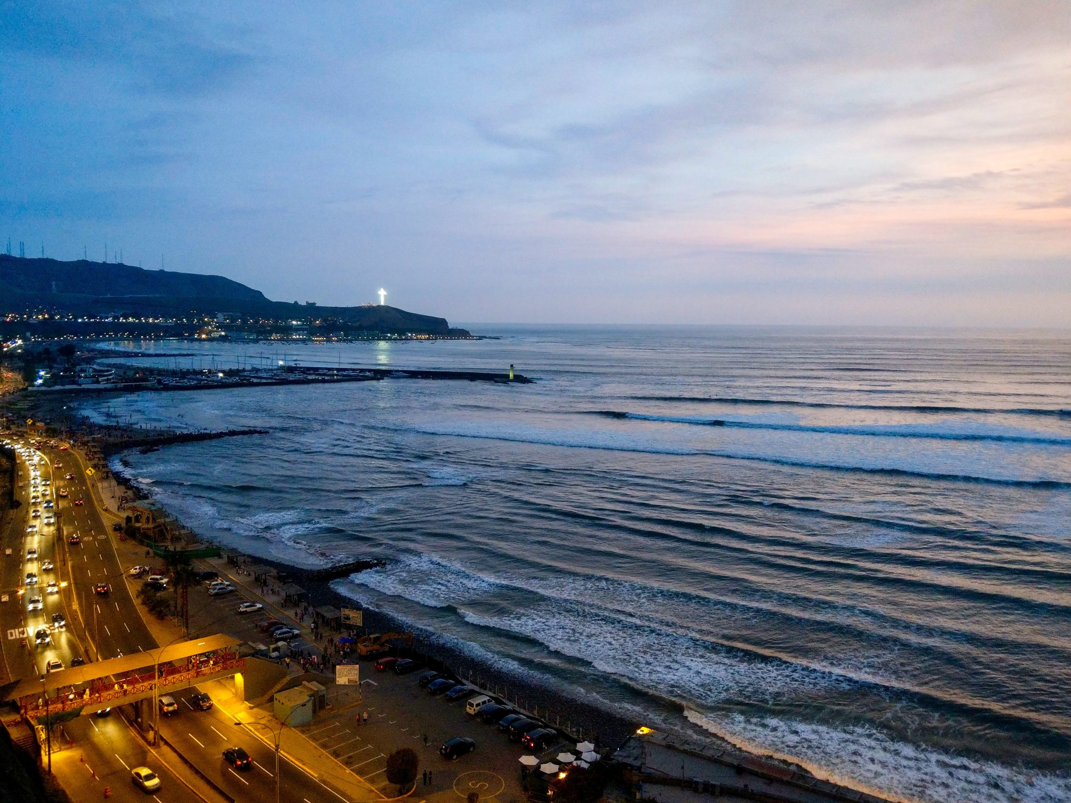 Lima Peru Sehenswürdigkeiten Highlights für einem Tag Reisetipps Hotel Empfehlung: Beleuchtetes Kreuz im Sonnenuntergang von Miraflores