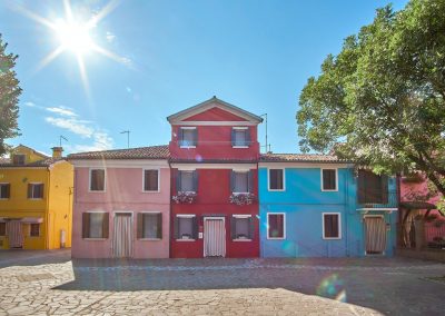 Die bunten Häuser von Burano im Sonnenschein