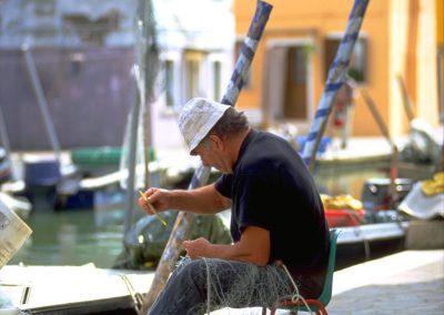 Auf der Fischerinsel Burano gehen noch viele dem alten Handwerk nach
