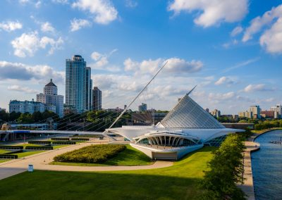 Das markante Art Museum von Milwaukee sticht aus jedem Skyline Bild heraus
