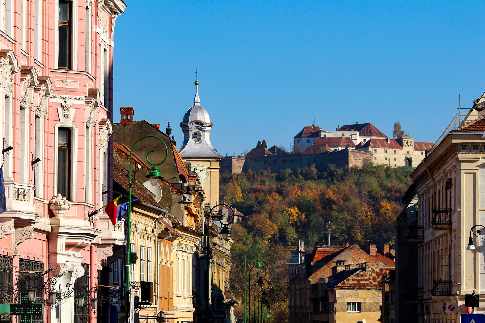 Blick über die Brasov-Altstadt zur Cetatuia-Festung