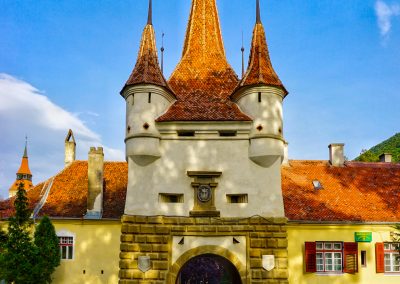 Spaziergang durch das Katharinentor in die Altstadt von Brasov