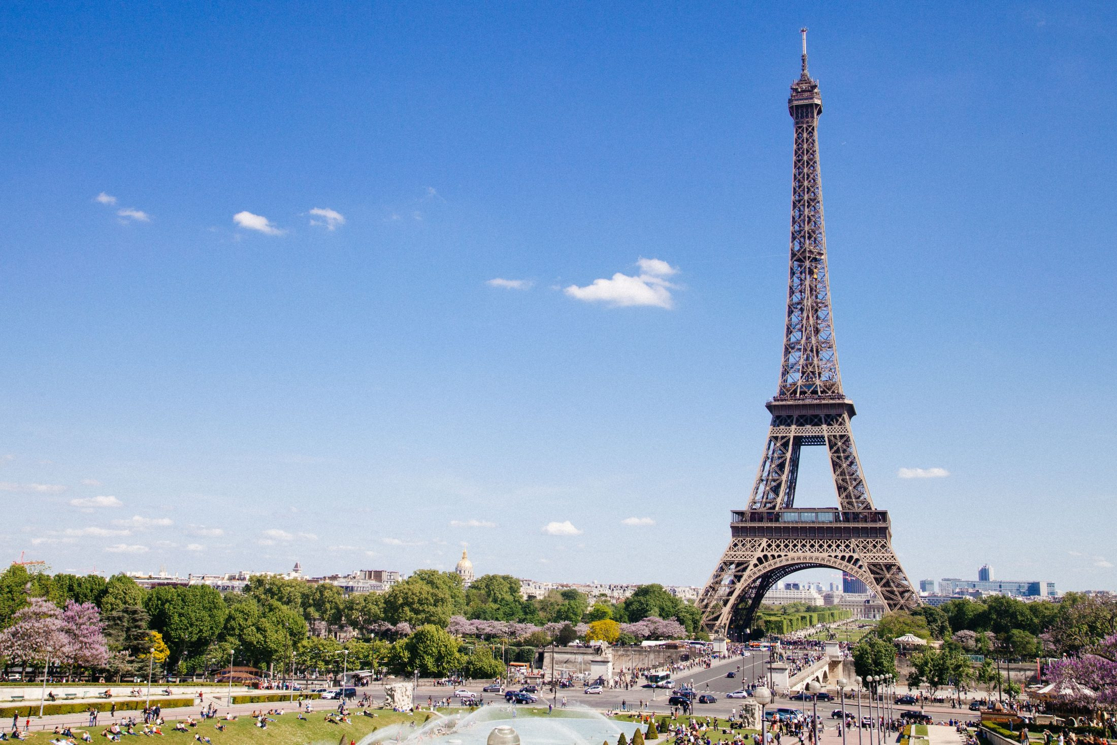 Das Wahrzeichen von Paris: Der Eiffelturm ist ein toller Ausgangspunkt für Frankreich Roadtrips