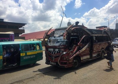 Nairobi Kenia Sehenswürdigkeiten Highlights für einem Tag Reisetipps Hotel Empfehlung: Ein typischer gepimter Matatu Bus in Nairobi