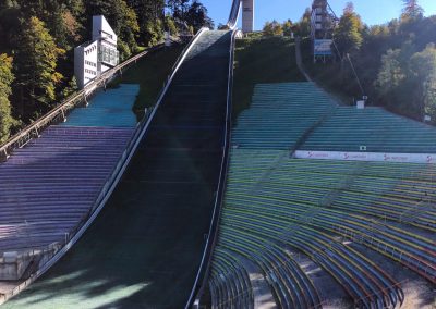Tirol Sehenswürdigkeiten Die Bergisel Skisprungschanze Arena ist im Winter prall mit Zuschauern gefüllt