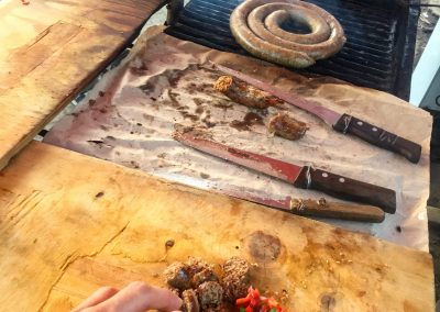 Nyama Choma isst man mit den Händen in Kenia