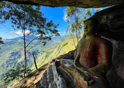 Ella Rock Wanderung Sri Lanka Sehenswürdigkeiten Highlights für einem Tag Reisetipps Hotel Empfehlung: Buddha Statue und Höhlentempel auf dem Ella Rock