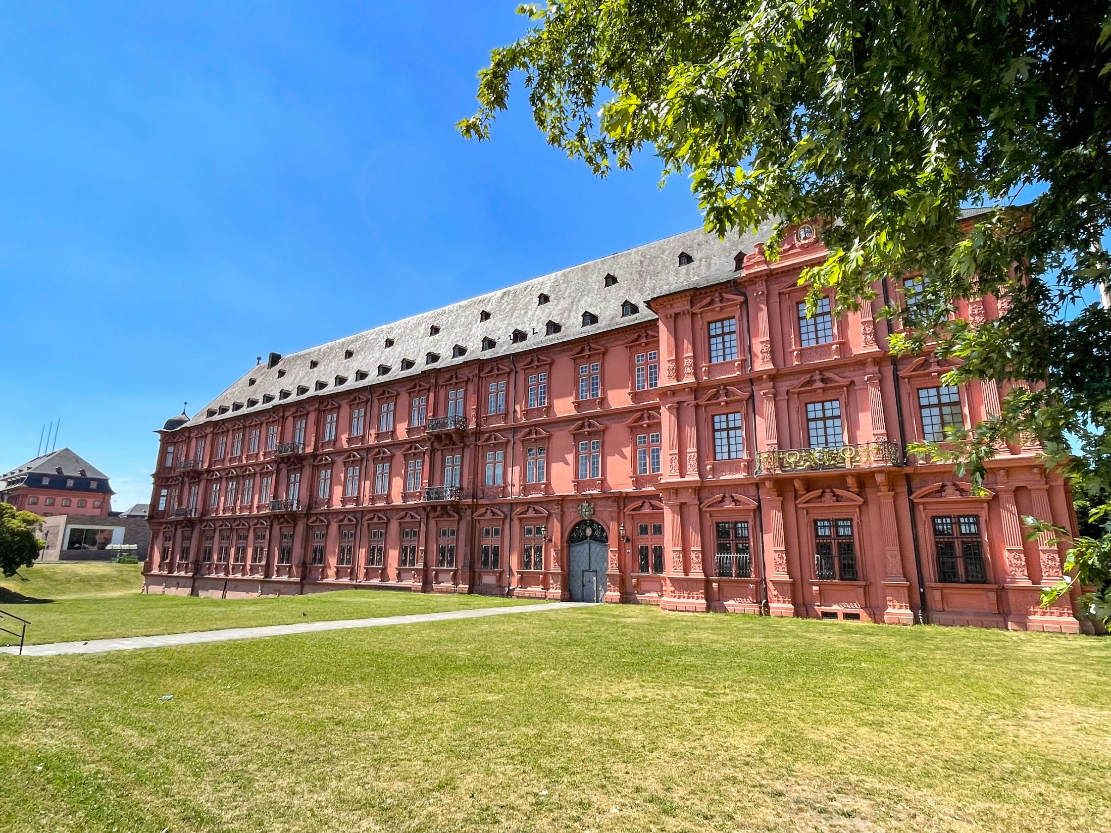 Mainz Sehenswürdigkeiten Highlights für einem Tag Reisetipps Hotel Empfehlung: Das Kurfürstliche Schloss in Mainz aus rotem Mainsandstein